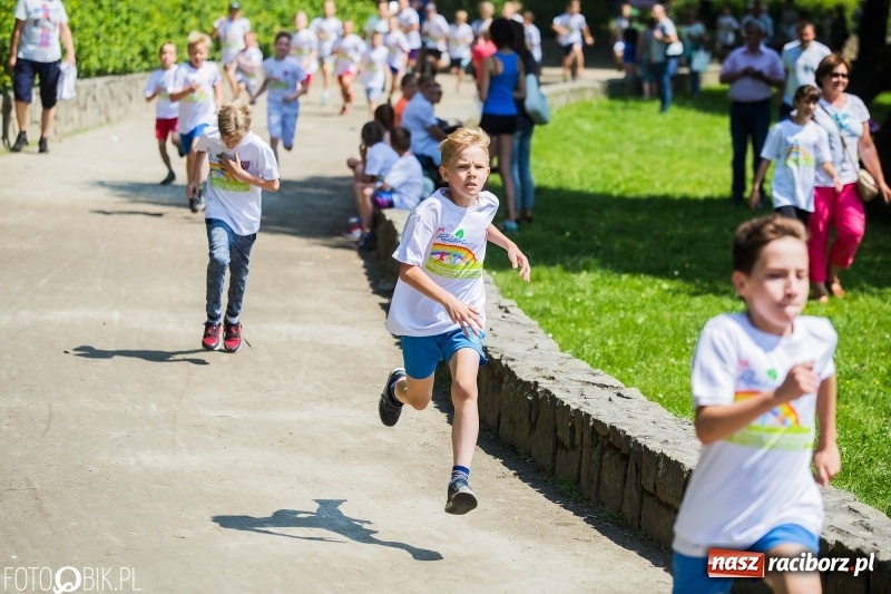 Zdjęcie w galerii na portalu naszraciborz.pl: Upał im niestraszny. Setki młodych biegaczy na starcie Raciborskiego Biegu Profilaktycznego  wiadomości z regionu