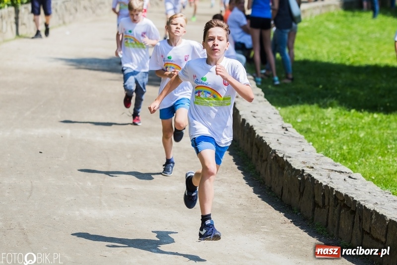 Zdjęcie w galerii na portalu naszraciborz.pl: Upał im niestraszny. Setki młodych biegaczy na starcie Raciborskiego Biegu Profilaktycznego  wiadomości z regionu