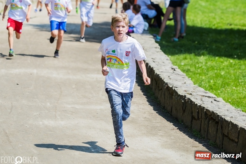 Zdjęcie w galerii na portalu naszraciborz.pl: Upał im niestraszny. Setki młodych biegaczy na starcie Raciborskiego Biegu Profilaktycznego  wiadomości z regionu