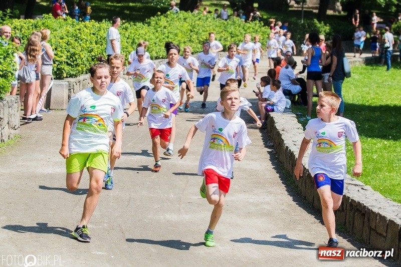 Zdjęcie w galerii na portalu naszraciborz.pl: Upał im niestraszny. Setki młodych biegaczy na starcie Raciborskiego Biegu Profilaktycznego  wiadomości z regionu