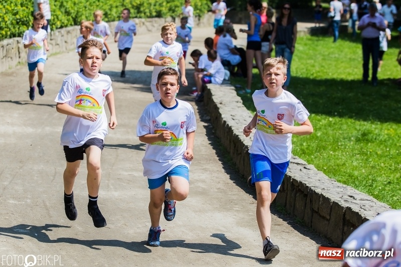 Zdjęcie w galerii na portalu naszraciborz.pl: Upał im niestraszny. Setki młodych biegaczy na starcie Raciborskiego Biegu Profilaktycznego  wiadomości z regionu