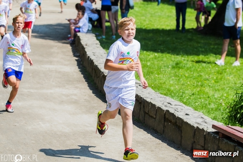 Zdjęcie w galerii na portalu naszraciborz.pl: Upał im niestraszny. Setki młodych biegaczy na starcie Raciborskiego Biegu Profilaktycznego  wiadomości z regionu