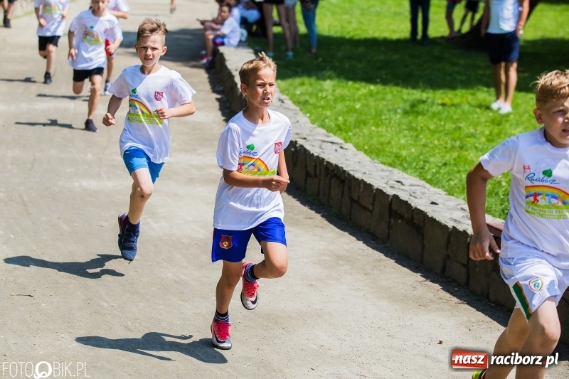 Zdjęcie w galerii na portalu naszraciborz.pl: Upał im niestraszny. Setki młodych biegaczy na starcie Raciborskiego Biegu Profilaktycznego  wiadomości z regionu