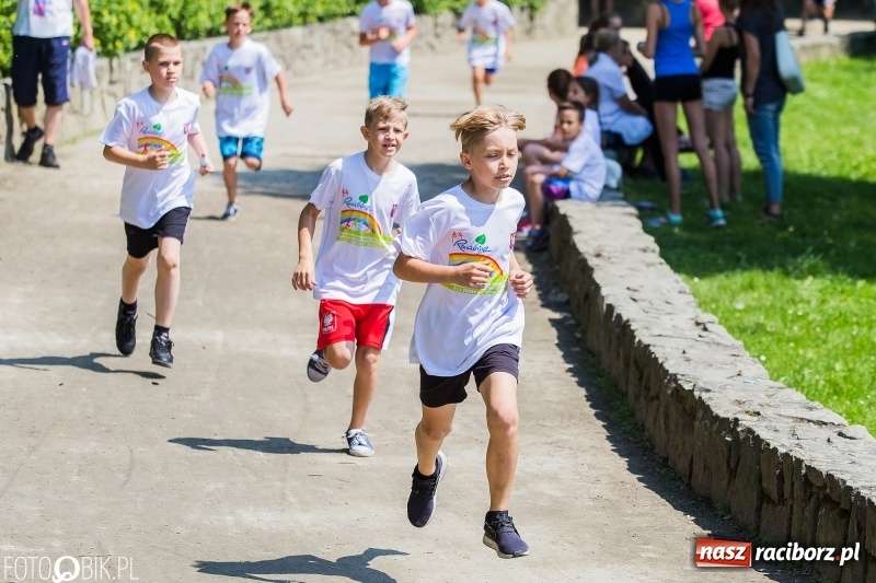 Zdjęcie w galerii na portalu naszraciborz.pl: Upał im niestraszny. Setki młodych biegaczy na starcie Raciborskiego Biegu Profilaktycznego  wiadomości z regionu