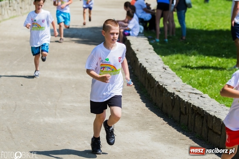 Zdjęcie w galerii na portalu naszraciborz.pl: Upał im niestraszny. Setki młodych biegaczy na starcie Raciborskiego Biegu Profilaktycznego  wiadomości z regionu