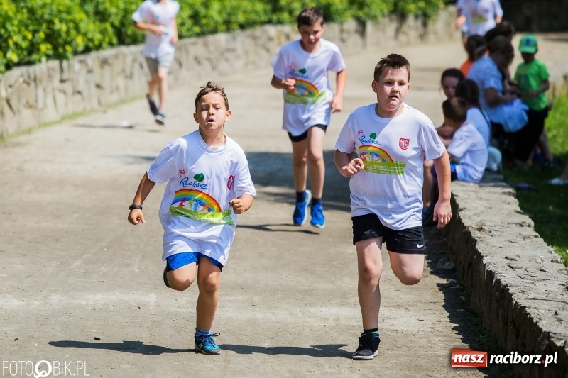 Zdjęcie w galerii na portalu naszraciborz.pl: Upał im niestraszny. Setki młodych biegaczy na starcie Raciborskiego Biegu Profilaktycznego  wiadomości z regionu
