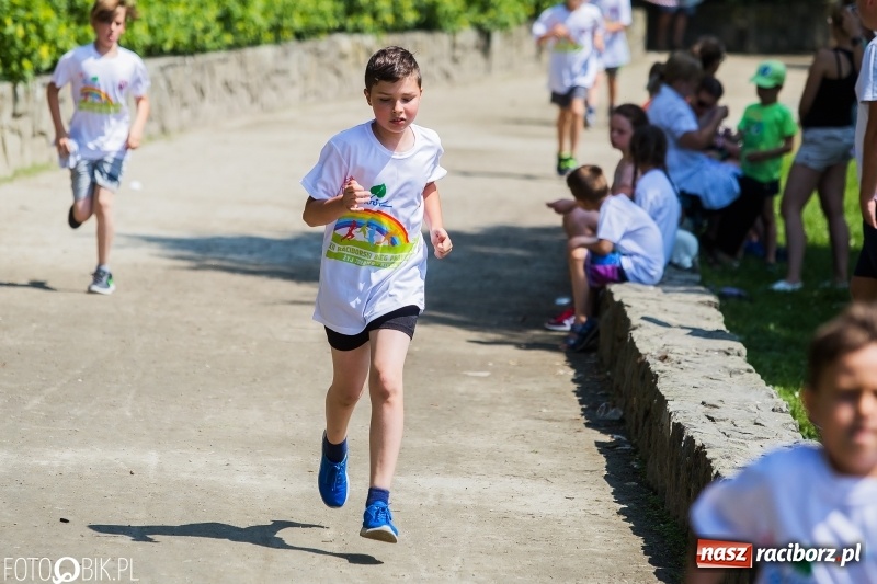 Zdjęcie w galerii na portalu naszraciborz.pl: Upał im niestraszny. Setki młodych biegaczy na starcie Raciborskiego Biegu Profilaktycznego  wiadomości z regionu