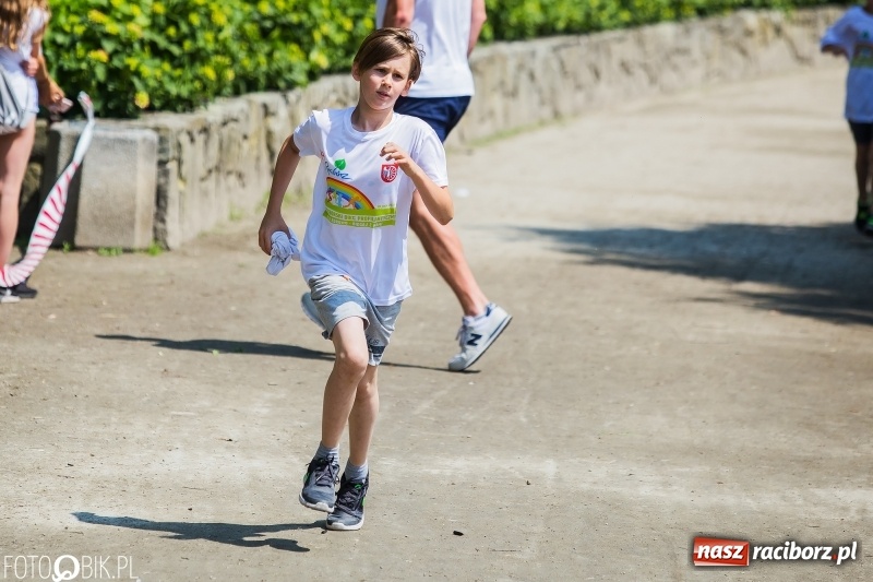 Zdjęcie w galerii na portalu naszraciborz.pl: Upał im niestraszny. Setki młodych biegaczy na starcie Raciborskiego Biegu Profilaktycznego  wiadomości z regionu