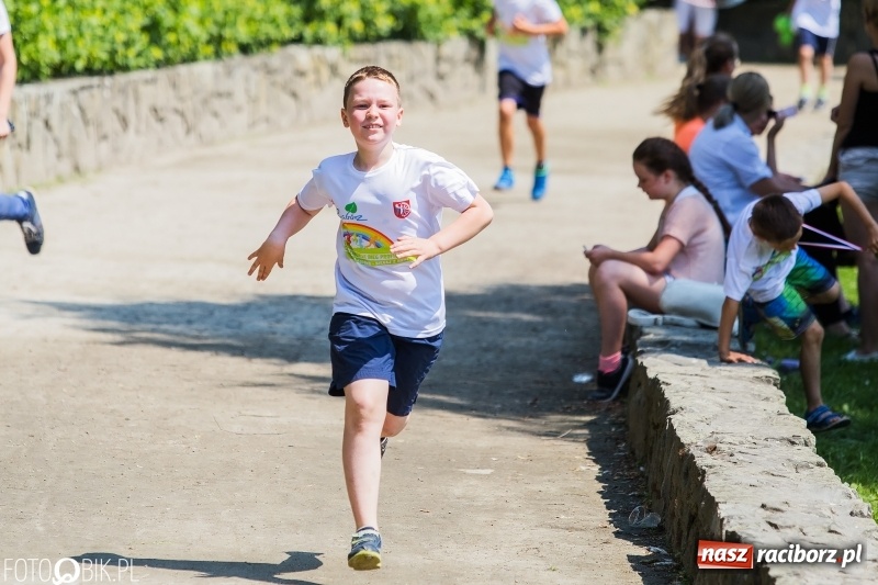 Zdjęcie w galerii na portalu naszraciborz.pl: Upał im niestraszny. Setki młodych biegaczy na starcie Raciborskiego Biegu Profilaktycznego  wiadomości z regionu