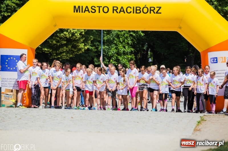 Zdjęcie w galerii na portalu naszraciborz.pl: Upał im niestraszny. Setki młodych biegaczy na starcie Raciborskiego Biegu Profilaktycznego  wiadomości z regionu