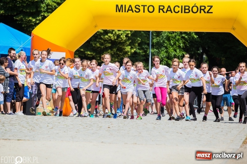 Zdjęcie w galerii na portalu naszraciborz.pl: Upał im niestraszny. Setki młodych biegaczy na starcie Raciborskiego Biegu Profilaktycznego  wiadomości z regionu