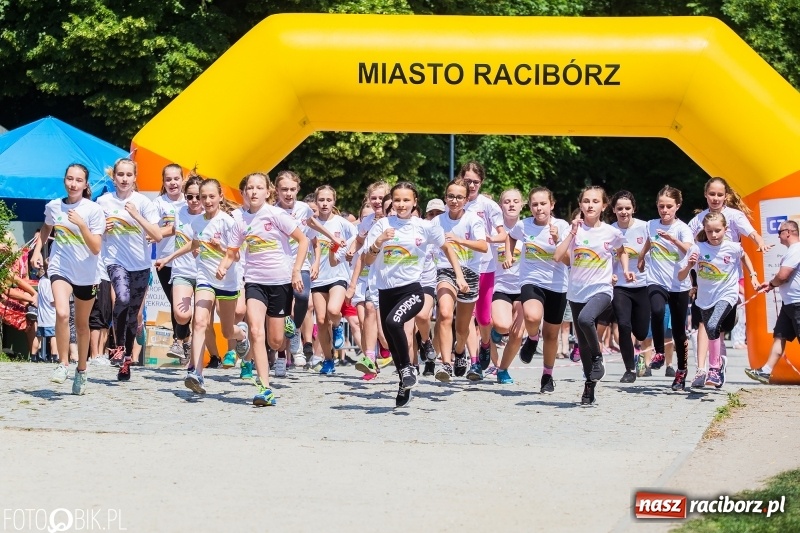 Zdjęcie w galerii na portalu naszraciborz.pl: Upał im niestraszny. Setki młodych biegaczy na starcie Raciborskiego Biegu Profilaktycznego  wiadomości z regionu
