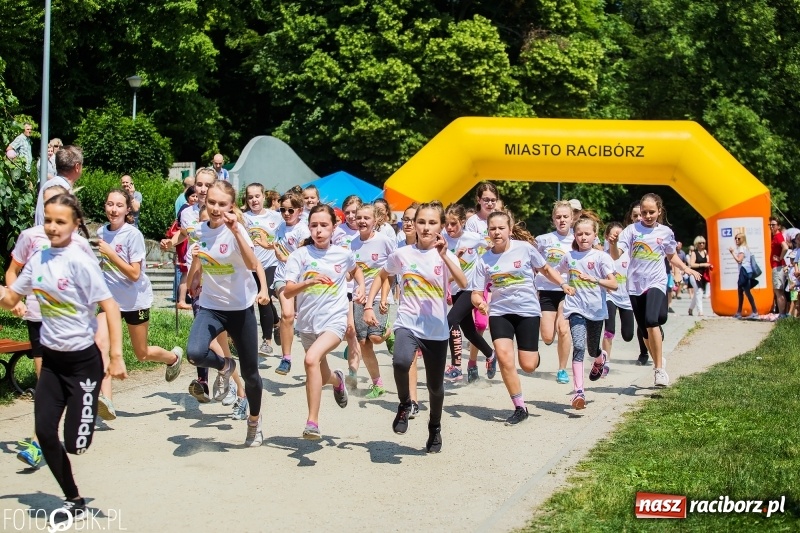 Zdjęcie w galerii na portalu naszraciborz.pl: Upał im niestraszny. Setki młodych biegaczy na starcie Raciborskiego Biegu Profilaktycznego  wiadomości z regionu