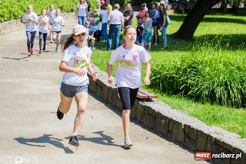 Zdjęcie w galerii na portalu naszraciborz.pl: Upał im niestraszny. Setki młodych biegaczy na starcie Raciborskiego Biegu Profilaktycznego  wiadomości z regionu