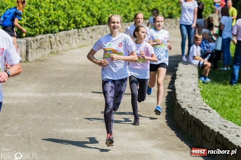Zdjęcie w galerii na portalu naszraciborz.pl: Upał im niestraszny. Setki młodych biegaczy na starcie Raciborskiego Biegu Profilaktycznego  wiadomości z regionu