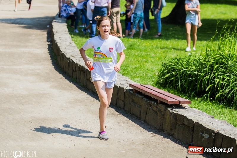 Zdjęcie w galerii na portalu naszraciborz.pl: Upał im niestraszny. Setki młodych biegaczy na starcie Raciborskiego Biegu Profilaktycznego  wiadomości z regionu