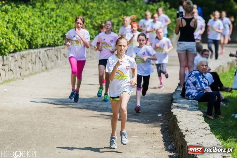 Zdjęcie w galerii na portalu naszraciborz.pl: Upał im niestraszny. Setki młodych biegaczy na starcie Raciborskiego Biegu Profilaktycznego  wiadomości z regionu