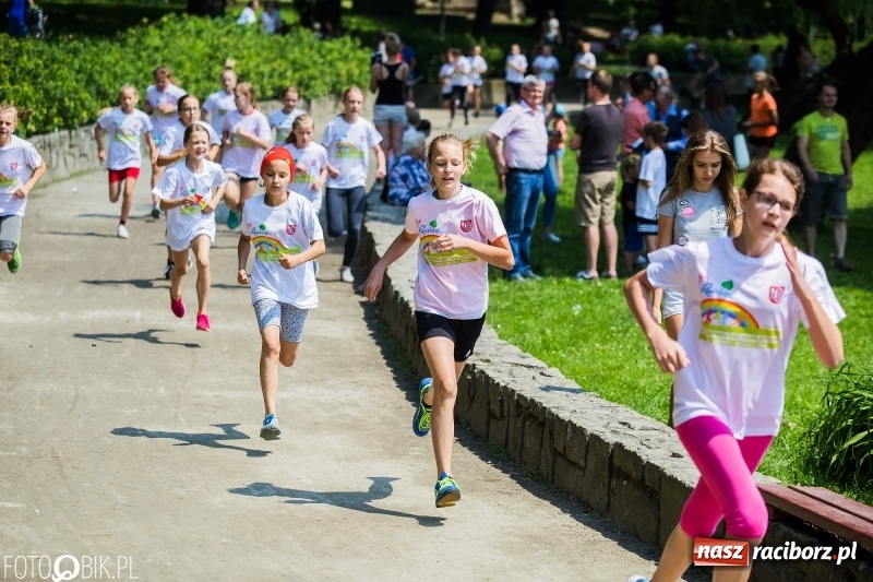 Zdjęcie w galerii na portalu naszraciborz.pl: Upał im niestraszny. Setki młodych biegaczy na starcie Raciborskiego Biegu Profilaktycznego  wiadomości z regionu