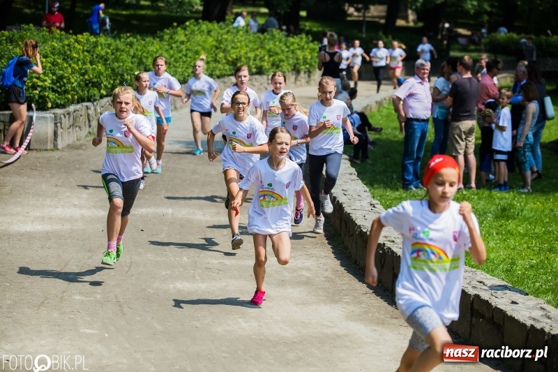 Zdjęcie w galerii na portalu naszraciborz.pl: Upał im niestraszny. Setki młodych biegaczy na starcie Raciborskiego Biegu Profilaktycznego  wiadomości z regionu