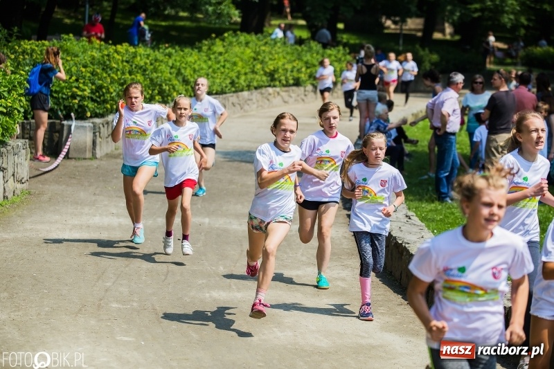 Zdjęcie w galerii na portalu naszraciborz.pl: Upał im niestraszny. Setki młodych biegaczy na starcie Raciborskiego Biegu Profilaktycznego  wiadomości z regionu