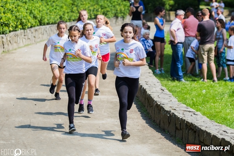 Zdjęcie w galerii na portalu naszraciborz.pl: Upał im niestraszny. Setki młodych biegaczy na starcie Raciborskiego Biegu Profilaktycznego  wiadomości z regionu