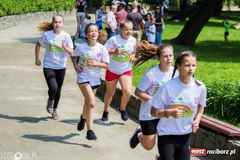 Zdjęcie w galerii na portalu naszraciborz.pl: Upał im niestraszny. Setki młodych biegaczy na starcie Raciborskiego Biegu Profilaktycznego  wiadomości z regionu