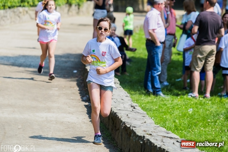 Zdjęcie w galerii na portalu naszraciborz.pl: Upał im niestraszny. Setki młodych biegaczy na starcie Raciborskiego Biegu Profilaktycznego  wiadomości z regionu
