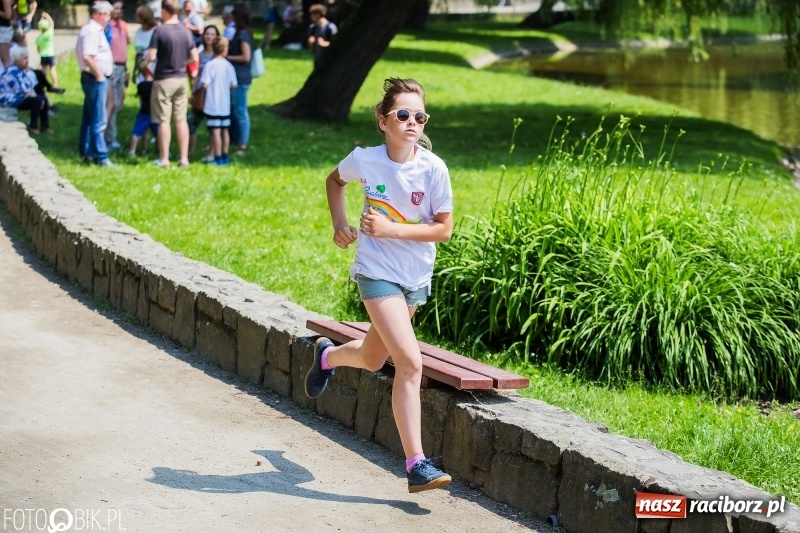 Zdjęcie w galerii na portalu naszraciborz.pl: Upał im niestraszny. Setki młodych biegaczy na starcie Raciborskiego Biegu Profilaktycznego  wiadomości z regionu