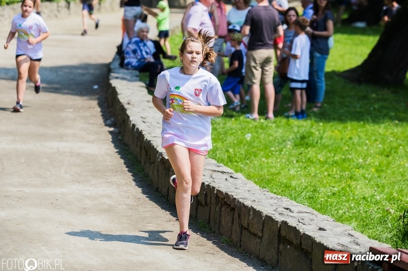 Zdjęcie w galerii na portalu naszraciborz.pl: Upał im niestraszny. Setki młodych biegaczy na starcie Raciborskiego Biegu Profilaktycznego  wiadomości z regionu