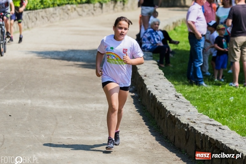 Zdjęcie w galerii na portalu naszraciborz.pl: Upał im niestraszny. Setki młodych biegaczy na starcie Raciborskiego Biegu Profilaktycznego  wiadomości z regionu