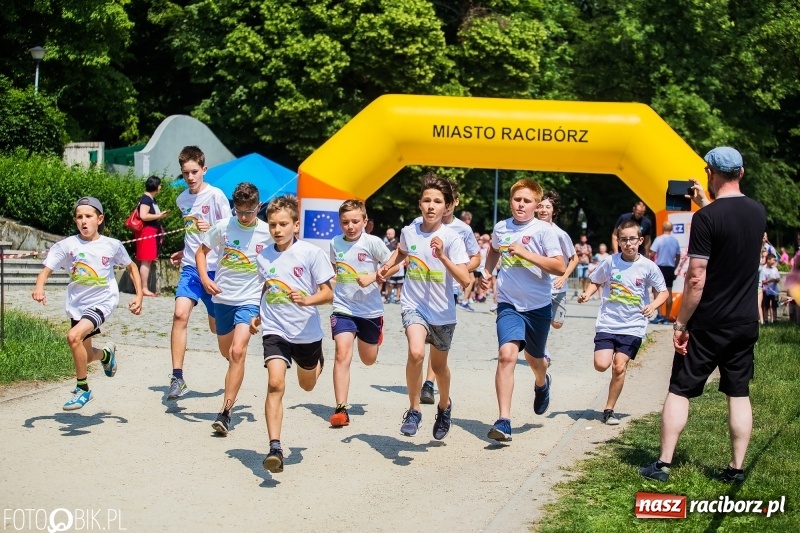 Zdjęcie w galerii na portalu naszraciborz.pl: Upał im niestraszny. Setki młodych biegaczy na starcie Raciborskiego Biegu Profilaktycznego  wiadomości z regionu