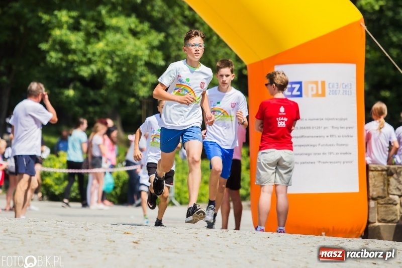 Zdjęcie w galerii na portalu naszraciborz.pl: Upał im niestraszny. Setki młodych biegaczy na starcie Raciborskiego Biegu Profilaktycznego  wiadomości z regionu