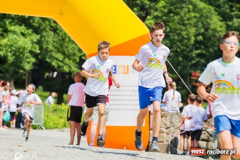 Zdjęcie w galerii na portalu naszraciborz.pl: Upał im niestraszny. Setki młodych biegaczy na starcie Raciborskiego Biegu Profilaktycznego  wiadomości z regionu