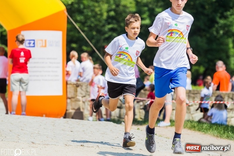 Zdjęcie w galerii na portalu naszraciborz.pl: Upał im niestraszny. Setki młodych biegaczy na starcie Raciborskiego Biegu Profilaktycznego  wiadomości z regionu