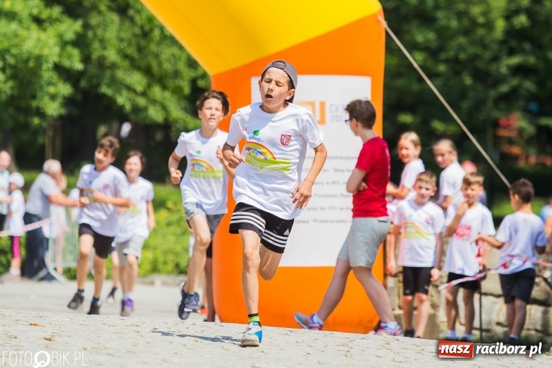 Zdjęcie w galerii na portalu naszraciborz.pl: Upał im niestraszny. Setki młodych biegaczy na starcie Raciborskiego Biegu Profilaktycznego  wiadomości z regionu
