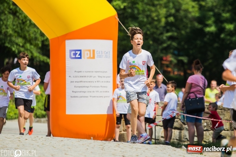 Zdjęcie w galerii na portalu naszraciborz.pl: Upał im niestraszny. Setki młodych biegaczy na starcie Raciborskiego Biegu Profilaktycznego  wiadomości z regionu