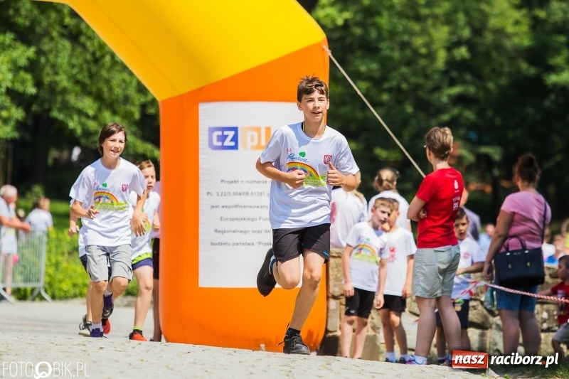 Zdjęcie w galerii na portalu naszraciborz.pl: Upał im niestraszny. Setki młodych biegaczy na starcie Raciborskiego Biegu Profilaktycznego  wiadomości z regionu