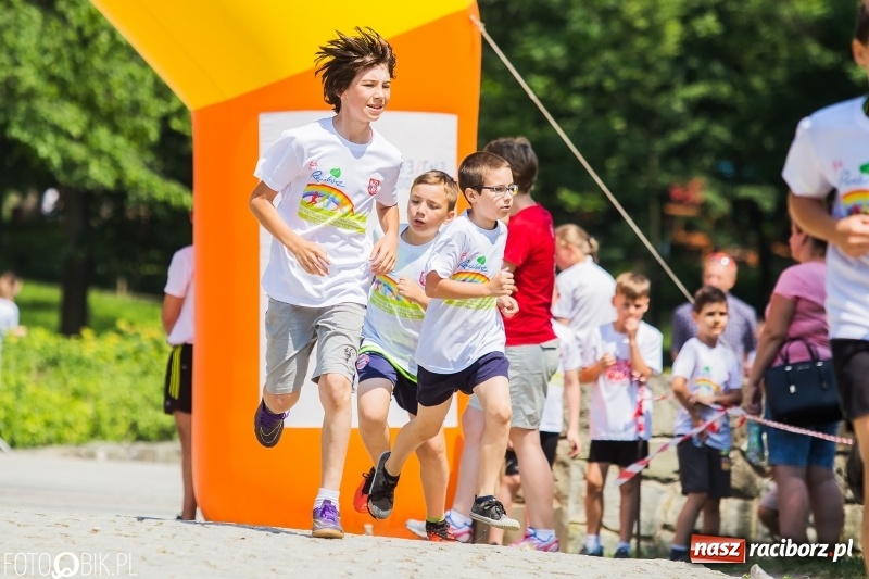 Zdjęcie w galerii na portalu naszraciborz.pl: Upał im niestraszny. Setki młodych biegaczy na starcie Raciborskiego Biegu Profilaktycznego  wiadomości z regionu