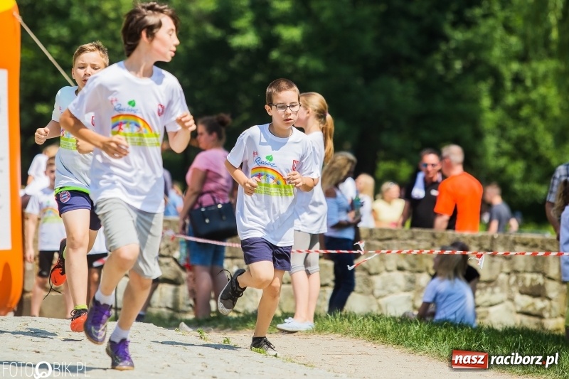 Zdjęcie w galerii na portalu naszraciborz.pl: Upał im niestraszny. Setki młodych biegaczy na starcie Raciborskiego Biegu Profilaktycznego  wiadomości z regionu