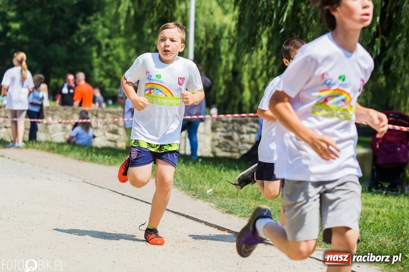 Zdjęcie w galerii na portalu naszraciborz.pl: Upał im niestraszny. Setki młodych biegaczy na starcie Raciborskiego Biegu Profilaktycznego  wiadomości z regionu