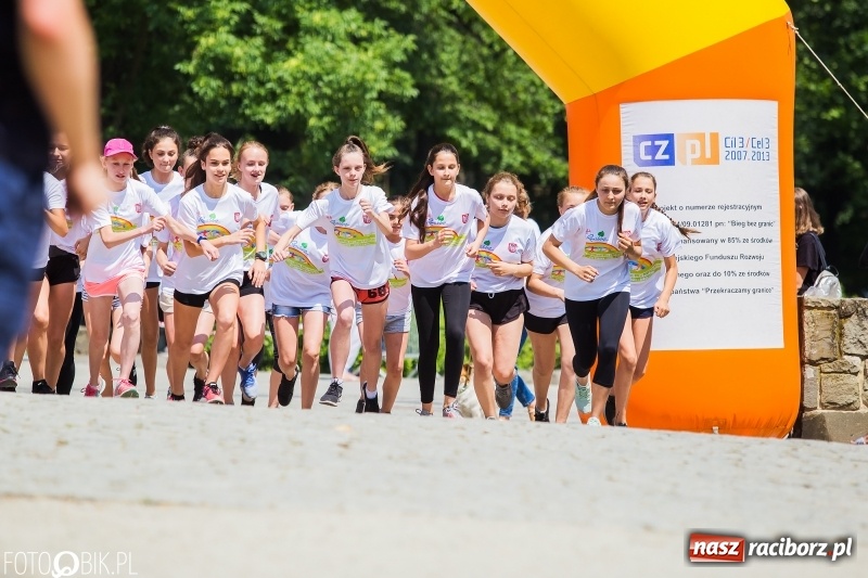 Zdjęcie w galerii na portalu naszraciborz.pl: Upał im niestraszny. Setki młodych biegaczy na starcie Raciborskiego Biegu Profilaktycznego  wiadomości z regionu