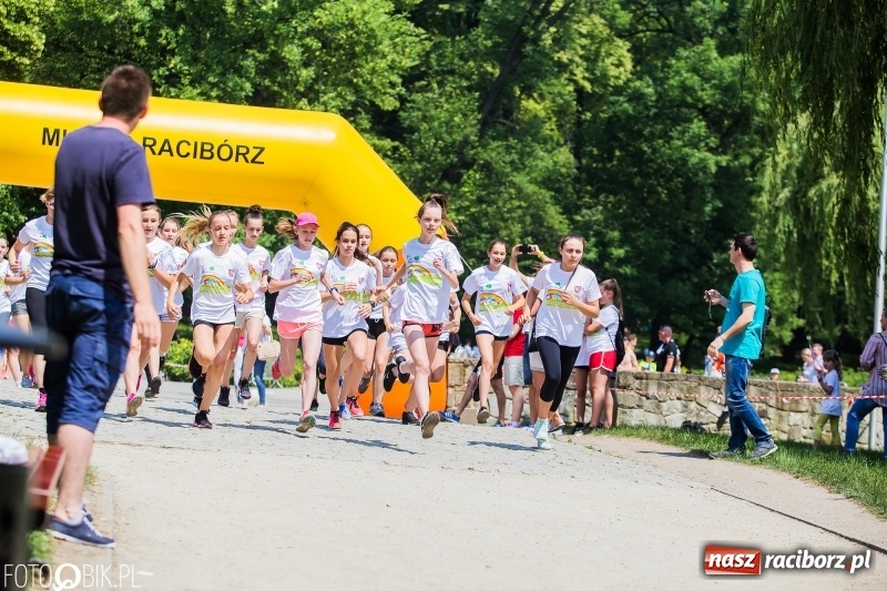 Zdjęcie w galerii na portalu naszraciborz.pl: Upał im niestraszny. Setki młodych biegaczy na starcie Raciborskiego Biegu Profilaktycznego  wiadomości z regionu