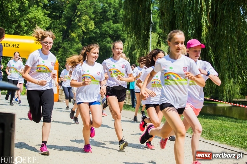 Zdjęcie w galerii na portalu naszraciborz.pl: Upał im niestraszny. Setki młodych biegaczy na starcie Raciborskiego Biegu Profilaktycznego  wiadomości z regionu