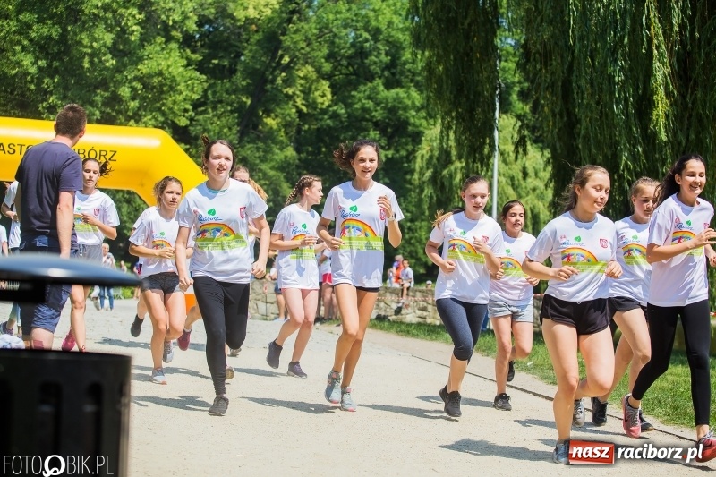 Zdjęcie w galerii na portalu naszraciborz.pl: Upał im niestraszny. Setki młodych biegaczy na starcie Raciborskiego Biegu Profilaktycznego  wiadomości z regionu