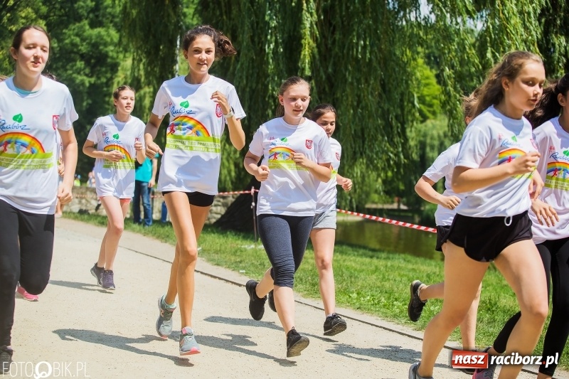 Zdjęcie w galerii na portalu naszraciborz.pl: Upał im niestraszny. Setki młodych biegaczy na starcie Raciborskiego Biegu Profilaktycznego  wiadomości z regionu