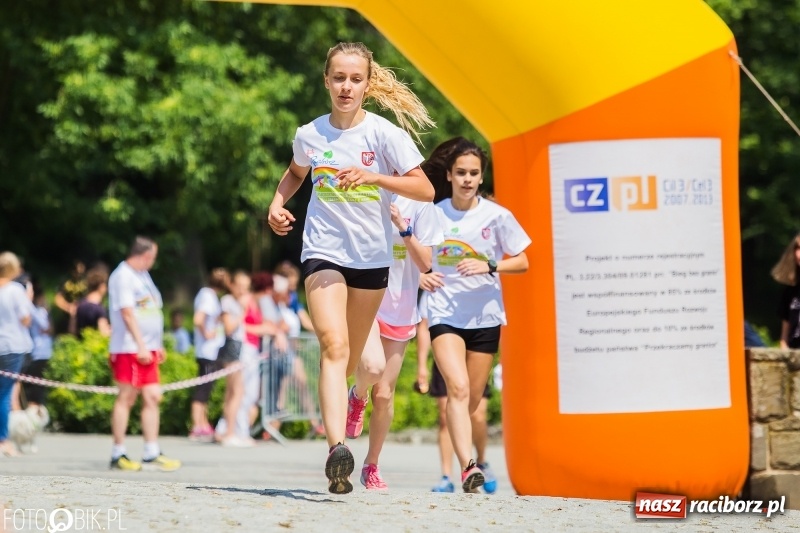 Zdjęcie w galerii na portalu naszraciborz.pl: Upał im niestraszny. Setki młodych biegaczy na starcie Raciborskiego Biegu Profilaktycznego  wiadomości z regionu