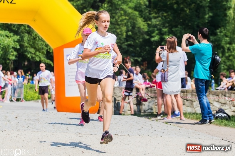 Zdjęcie w galerii na portalu naszraciborz.pl: Upał im niestraszny. Setki młodych biegaczy na starcie Raciborskiego Biegu Profilaktycznego  wiadomości z regionu