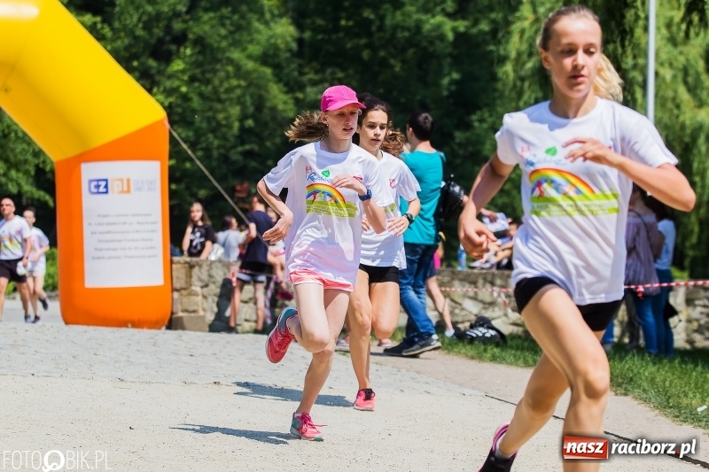 Zdjęcie w galerii na portalu naszraciborz.pl: Upał im niestraszny. Setki młodych biegaczy na starcie Raciborskiego Biegu Profilaktycznego  wiadomości z regionu