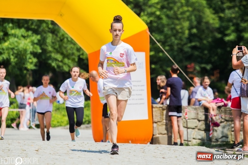 Zdjęcie w galerii na portalu naszraciborz.pl: Upał im niestraszny. Setki młodych biegaczy na starcie Raciborskiego Biegu Profilaktycznego  wiadomości z regionu