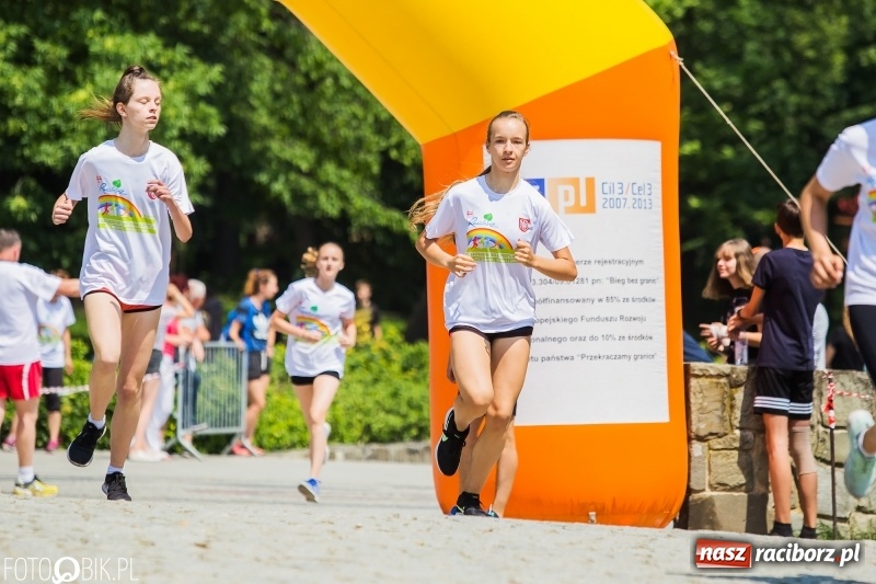 Zdjęcie w galerii na portalu naszraciborz.pl: Upał im niestraszny. Setki młodych biegaczy na starcie Raciborskiego Biegu Profilaktycznego  wiadomości z regionu